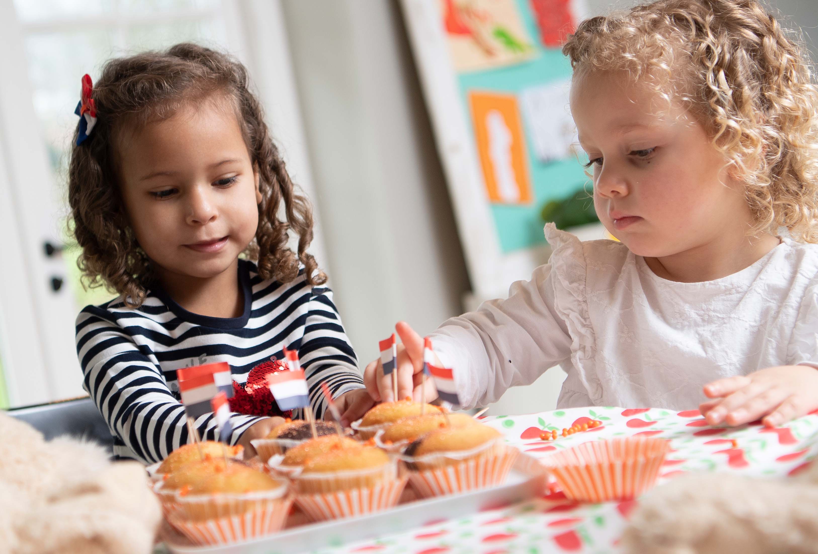 Meisjes bakken cupcakes