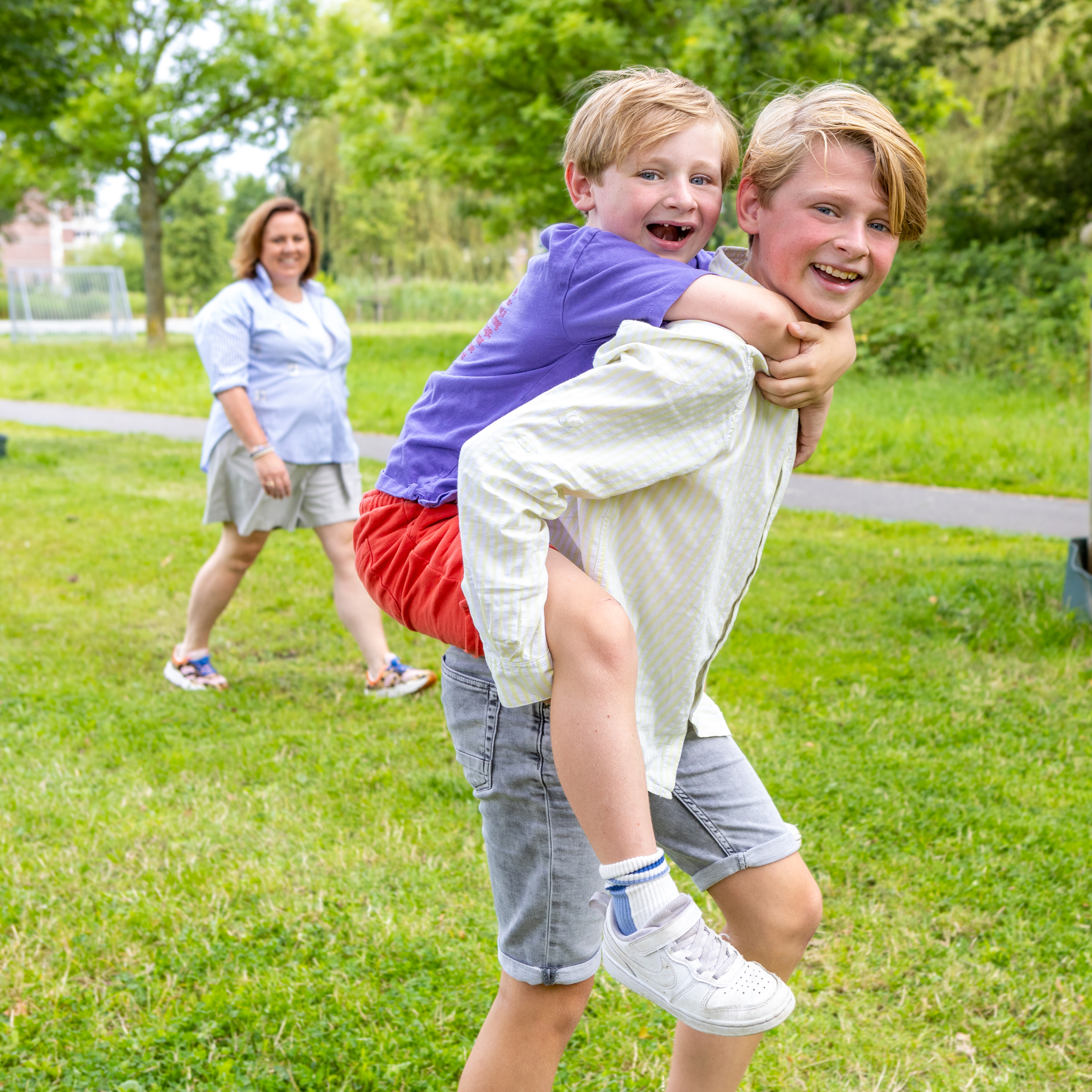 Youp op de rug van zijn broer Bram