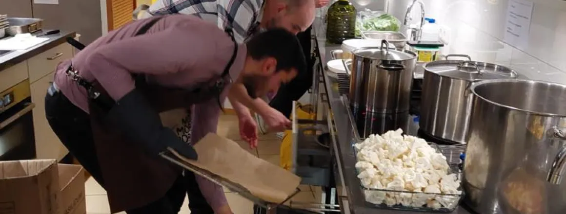 Koken voor ouders van zieke kinderen in het Wilhelmina Kinderziekenhuis.