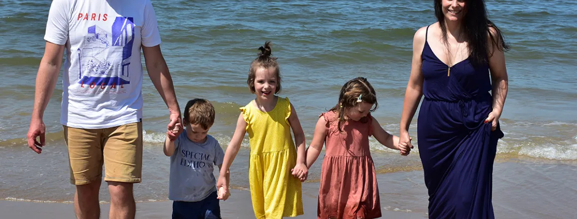 Mathis en z'n gezin op het strand