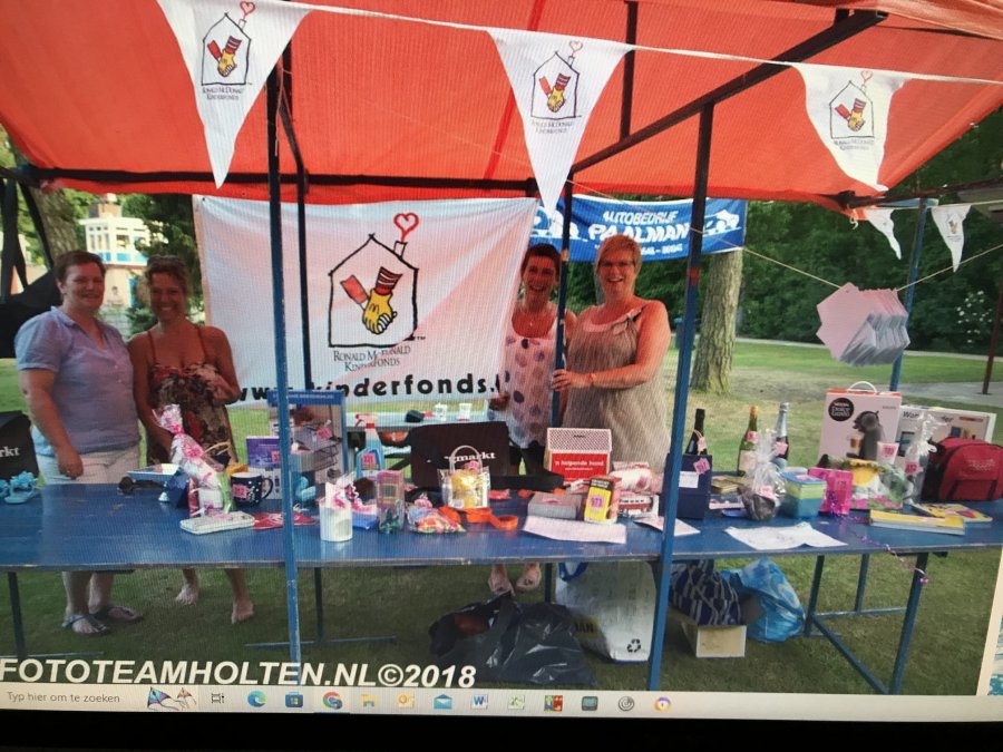 Foto tijdens zwemvierdaagse Twenhaarsveld Holten